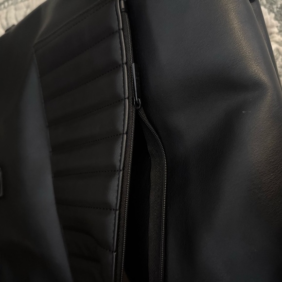 Béis The Messenger Backpack in Black - Picture 8 of 8